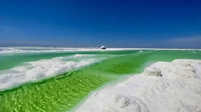 Đường sắt và cao tốc Thanh Hải-Tây Tạng được xây dựng trên tảng muối rắn, khẳng định sự đặc biệt của hồ.(Ảnh: DNVN)