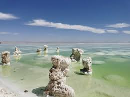 Hồ được hình thành từ Hồ Dabson và nhiều ao muối, chứa trữ lượng khoáng sản khổng lồ, gồm kali, natri, magie, boron, lithium, brom, tổng giá trị lên đến 12 nghìn tỷ nhân dân tệ.(Ảnh: Silk Road Travel)