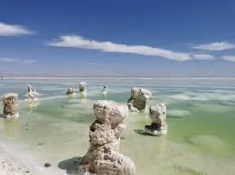 Hồ được hình thành từ Hồ Dabson và nhiều ao muối, chứa trữ lượng khoáng sản khổng lồ, gồm kali, natri, magie, boron, lithium, brom, tổng giá trị lên đến 12 nghìn tỷ nhân dân tệ.(Ảnh: Silk Road Travel)