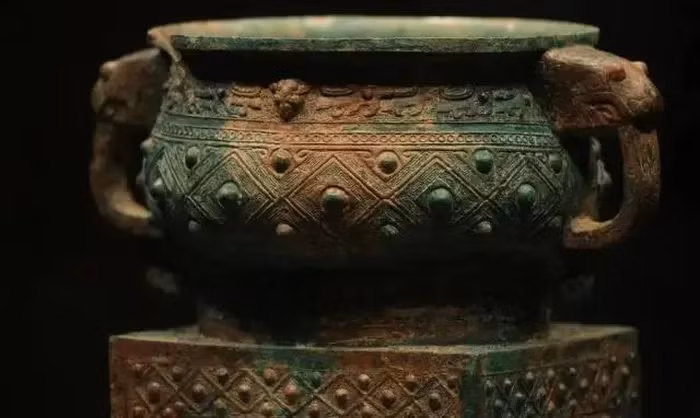 Trong khi đuổi theo rắn, ông vô tình đào được một hang lớn chứa nhiều cổ vật bằng đồng có giá trị cao. (Ảnh: Sohu)