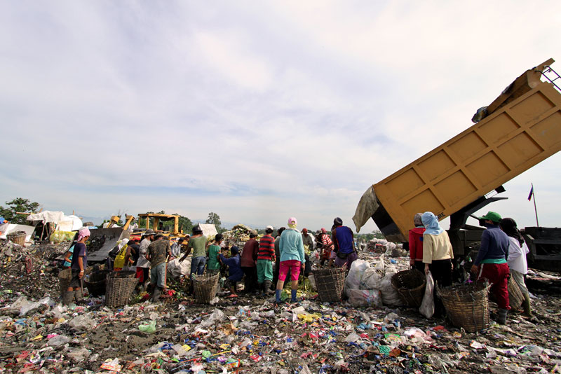 Thay vì tìm cách tiêu hủy rác bằng núi lửa, chúng ta nên tập trung vào các phương pháp xử lý rác bền vững và thân thiện với môi trường như tái chế, xử lý sinh học và giảm thiểu lượng rác thải ngay từ nguồn.(Ảnh: Compassion Australia)
