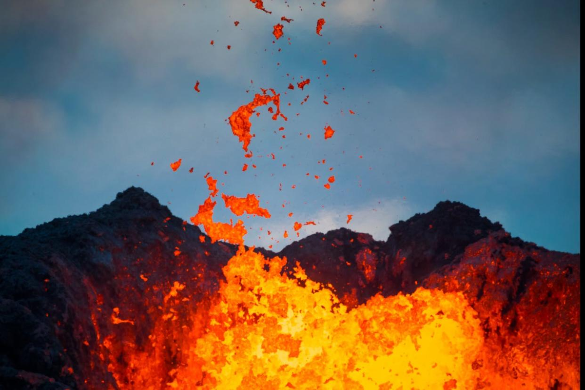 Việc đốt rác thải trong núi lửa còn góp phần gia tăng lượng khí nhà kính trong bầu khí quyển, gây tác động xấu đến khí hậu. Ngoài ra, nhiệt độ của dung nham từ 700 đến 1.250 độ C không đủ để tiêu hủy hoàn toàn một số vật liệu cứng như thép, niken và sắt.(Ảnh: Yahoo)