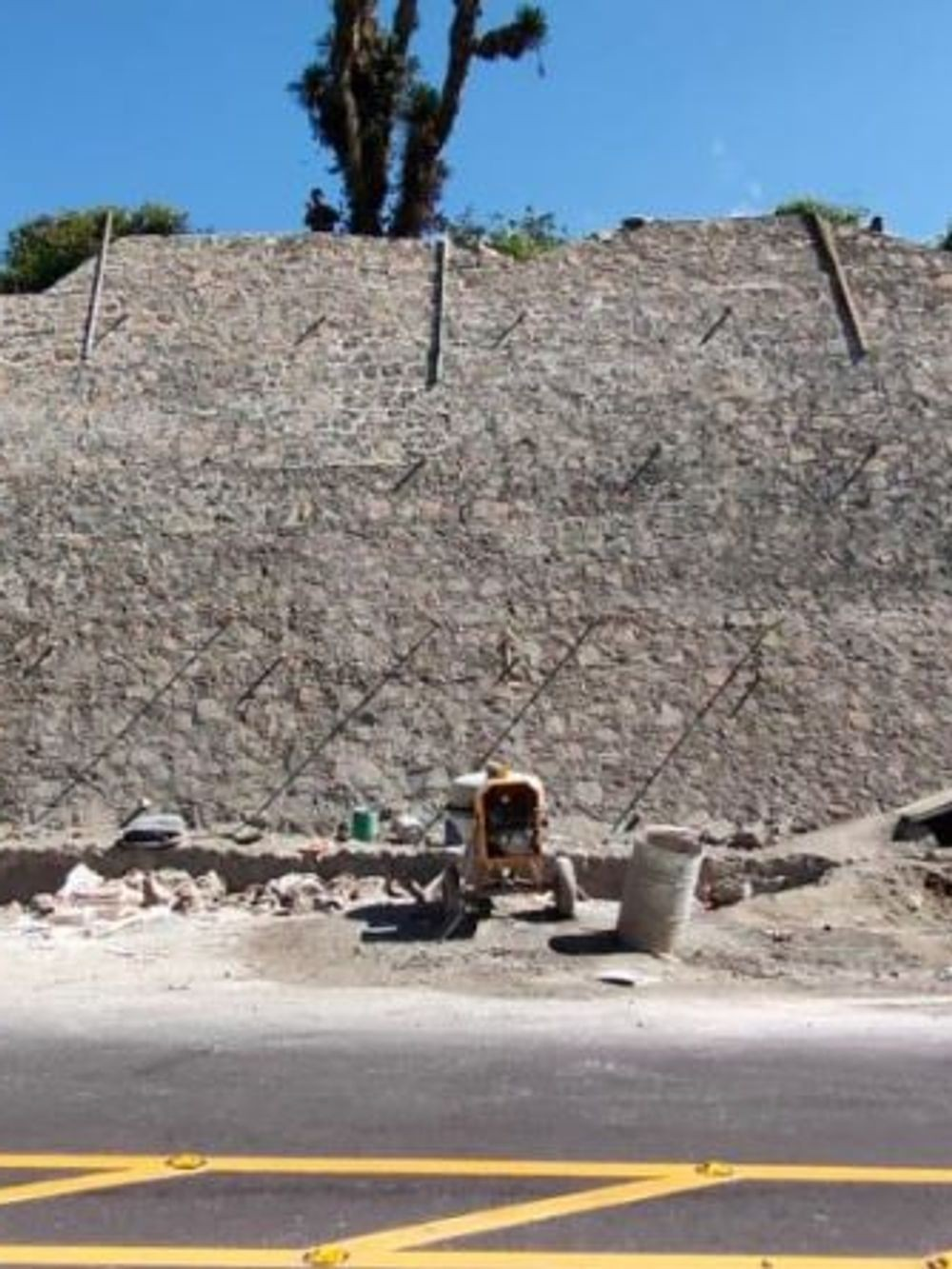 Quyết định chôn lấp tạm thời nhằm bảo vệ công trình trước khi có kế hoạch bảo tồn toàn diện hơn.(Ảnh: Local 12)