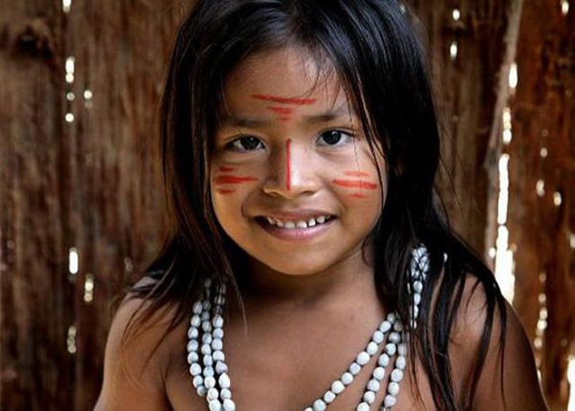 Bộ lạc có nghi lễ chào đón trẻ sơ sinh độc đáo: bắn tên lên trời khi sinh bé trai và chôn dây rốn khi sinh bé gái để gắn kết với đất mẹ.(Ảnh: thoidaiplus)