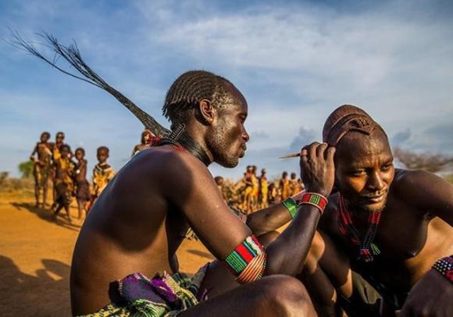 Phụ nữ Cousso sinh con bằng cách ngồi xổm trên lá khô, không cần chăn đệm hay nước ấm, với sự hỗ trợ của một người phụ nữ giàu kinh nghiệm.(Ảnh: thoidaiplus)