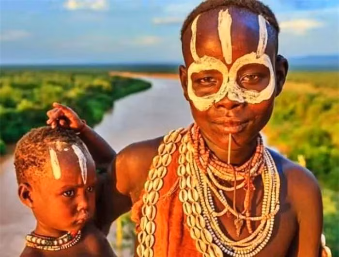 Cuộc sống của người Cousso gây ấn tượng mạnh với khách du lịch nhờ sức mạnh, sự mộc mạc và phong tục độc đáo.(Ảnh: thoidaiplus)