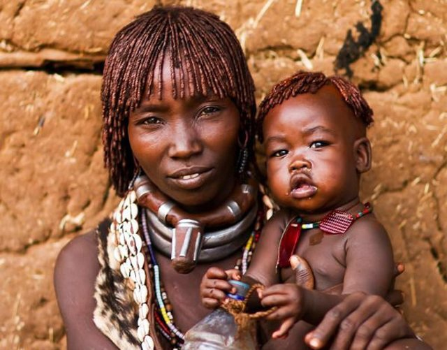 Theo phong tục, người chồng phải tránh xa vợ và con mới sinh trong 7 ngày để tránh mang lại bệnh tật cho mẹ và bé.(Ảnh: thoidaiplus)