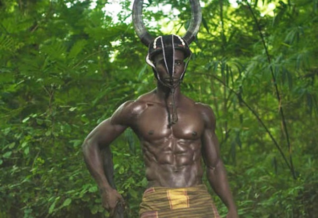 Đàn ông Cousso có sức mạnh phi thường, cơ bắp cuồn cuộn, và có thể dùng tay xé thịt bò sống một cách dễ dàng, điều mà người ngoài không thể làm được. (Ảnh: thoidaiplus)