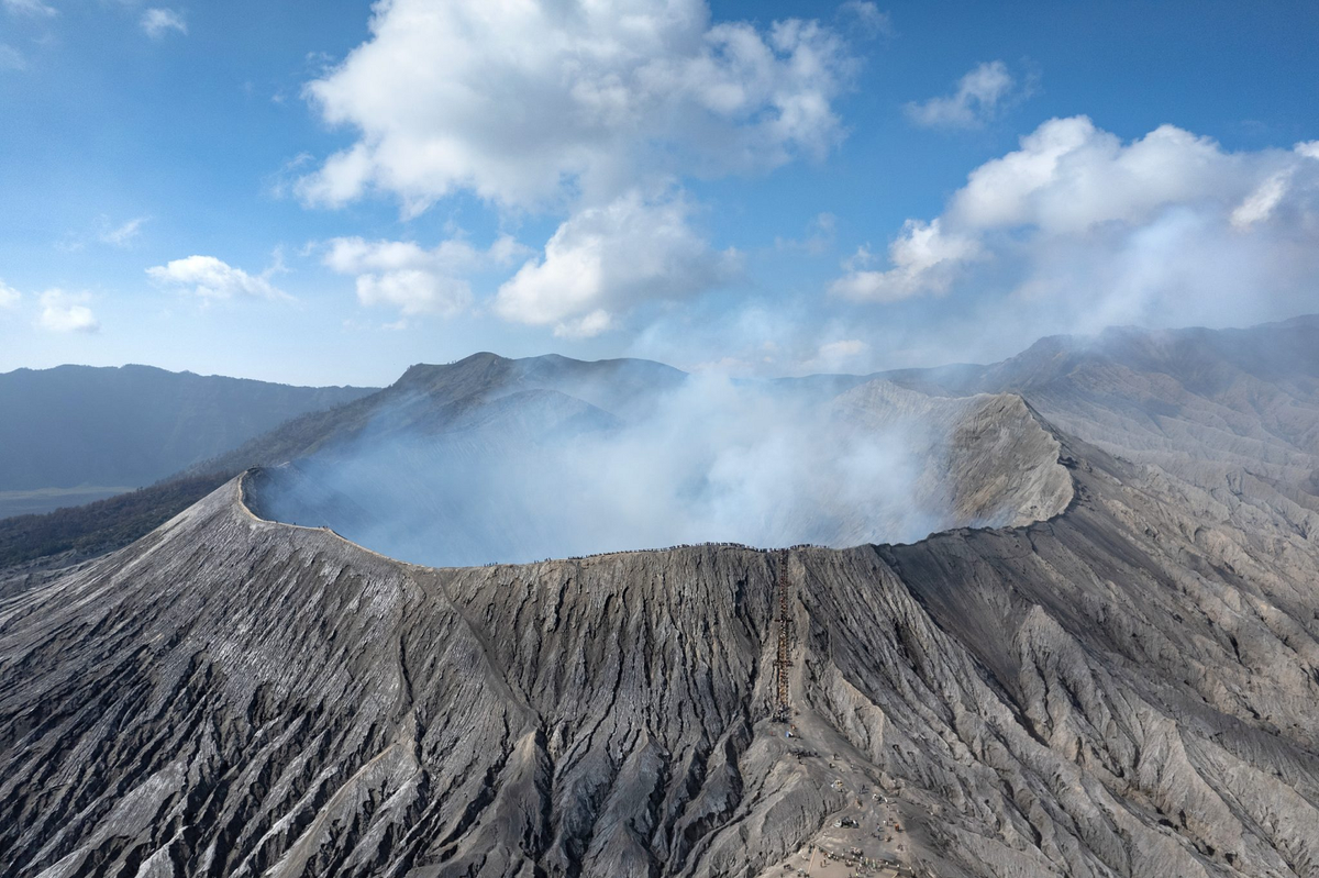 Được phát hiện vào năm 1949 bởi nhà địa chất Vadim Kolpkov, nơi này gắn liền với truyền thuyết về "Tổ đại bàng lửa" cùng những câu chuyện kỳ bí.(Ảnh: discoveryuk.)