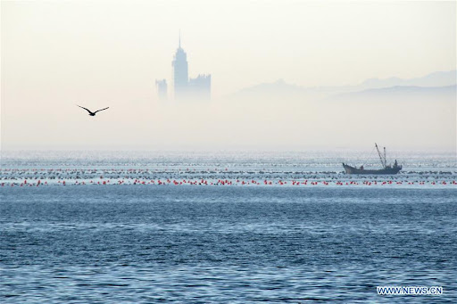 Sương mù bình lưu có thể hình thành bất kỳ thời điểm nào trong ngày, đặc biệt buổi tối trông màu sẫm hơn và có thể tồn tại trong nhiều ngày.(Ảnh: xinhuanet.com)