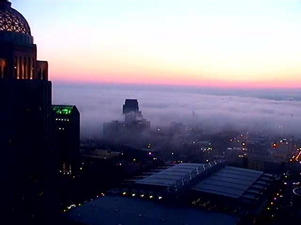 Các nhà khí tượng học giải thích đây không phải mây mà là sương mù bình lưu, một dạng sương mù đặc biệt hình thành khi không khí ấm và ẩm di chuyển qua bề mặt lạnh hơn.(Ảnh: WHAS)