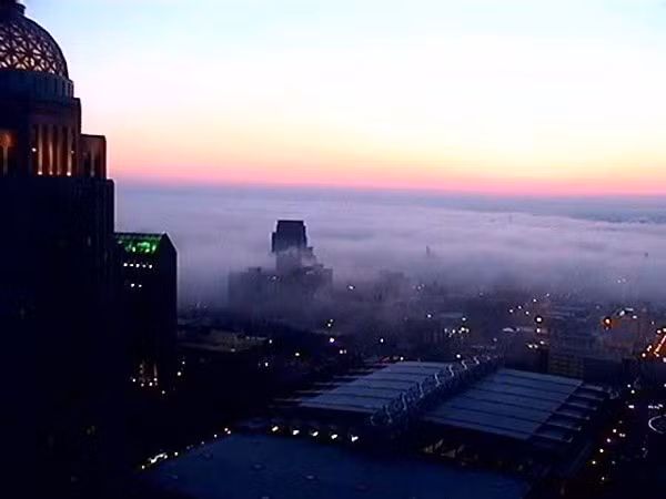 Các nhà khí tượng học giải thích đây không phải mây mà là sương mù bình lưu, một dạng sương mù đặc biệt hình thành khi không khí ấm và ẩm di chuyển qua bề mặt lạnh hơn.(Ảnh: WHAS)