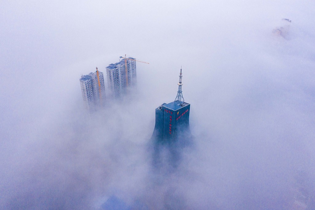 Hiện tượng này thường làm giảm tầm nhìn xuống mức cực thấp, gây nguy hiểm khi lái xe hoặc di chuyển ngoài đường.(Ảnh: CGTN)