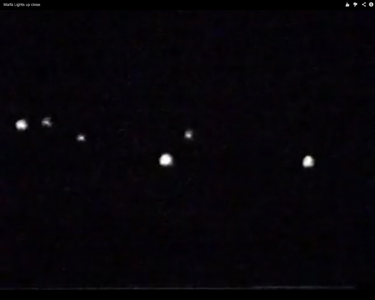 Đèn Marfa là hiện tượng ánh sáng kỳ lạ xuất hiện gần thị trấn Marfa, Texas, với màu sắc đa dạng như trắng, đỏ, vàng cam, xanh lá và xanh dương. (Ảnh:Live Science)