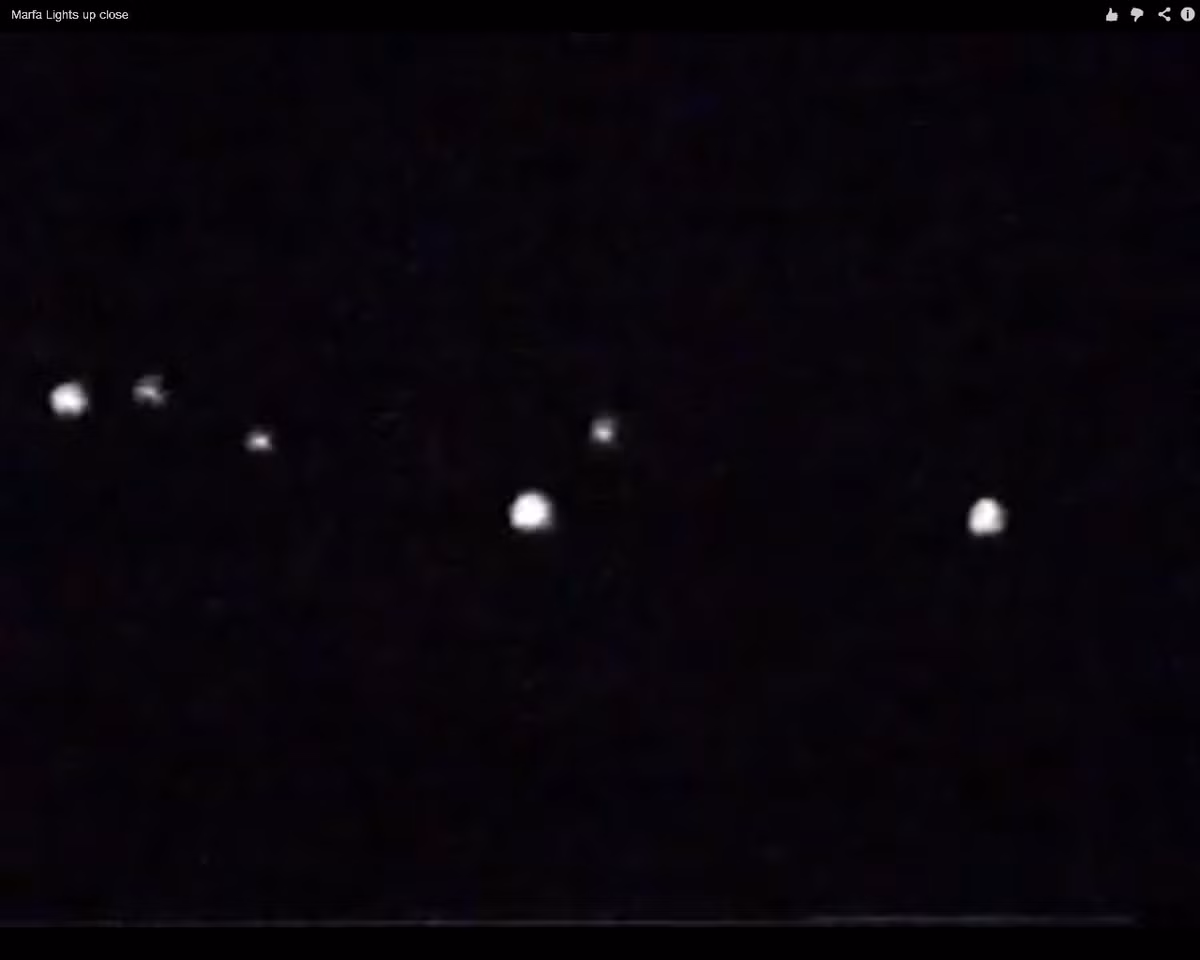 Đèn Marfa là hiện tượng ánh sáng kỳ lạ xuất hiện gần thị trấn Marfa, Texas, với màu sắc đa dạng như trắng, đỏ, vàng cam, xanh lá và xanh dương. (Ảnh:Live Science)