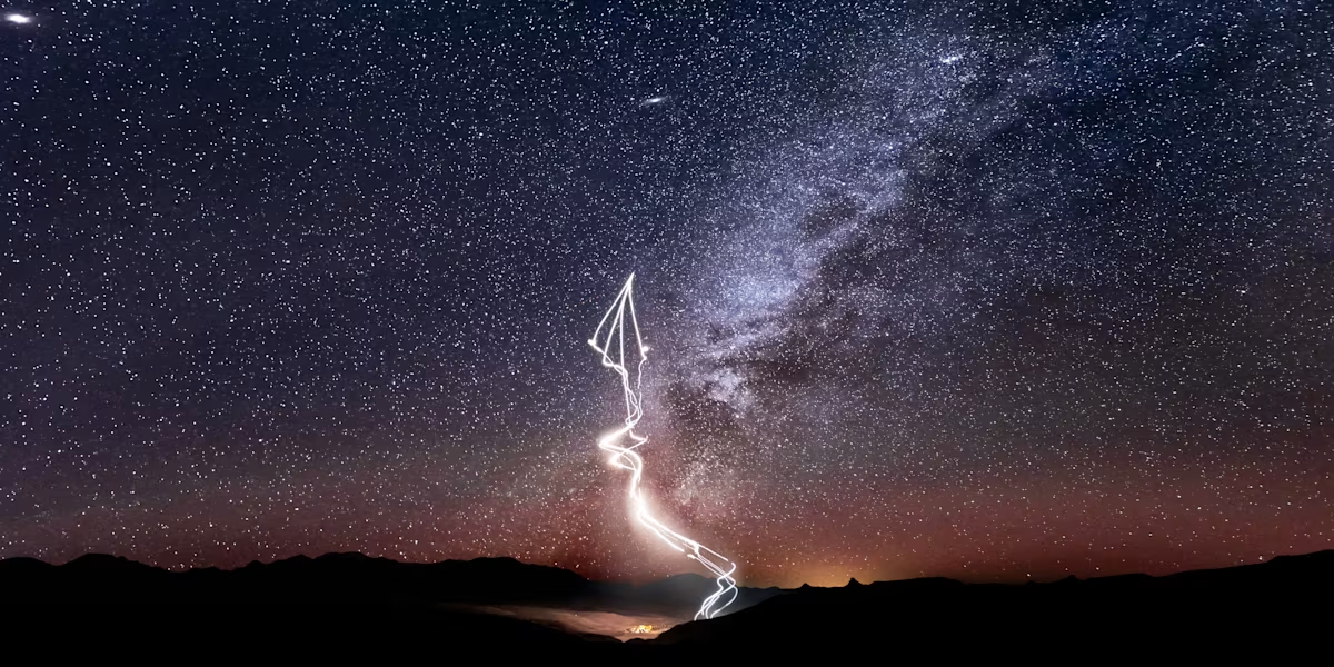 Một số giả thuyết khoa học cho rằng đèn Marfa có thể do khúc xạ ánh sáng, khí methane bốc cháy, hoặc điện tích từ khoáng chất dưới áp suất.(Ảnh:Red Bull) 