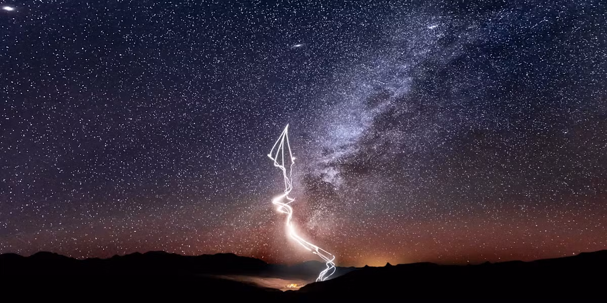 Một số giả thuyết khoa học cho rằng đèn Marfa có thể do khúc xạ ánh sáng, khí methane bốc cháy, hoặc điện tích từ khoáng chất dưới áp suất.(Ảnh:Red Bull) 