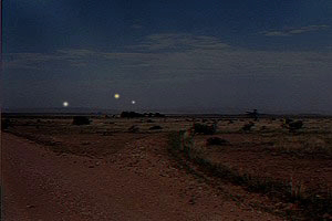 Đèn Marfa đã trở thành biểu tượng của thị trấn, thu hút đông đảo khách du lịch và góp phần thúc đẩy kinh tế địa phương.(Ảnh:Marfa, Texas Chamber of Commerce)