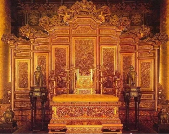 Loại gỗ này bền, chống thấm nước, mối mọt và không mục ruỗng dù chôn dưới đất hàng ngàn năm. (Ảnh: Dân Việt)