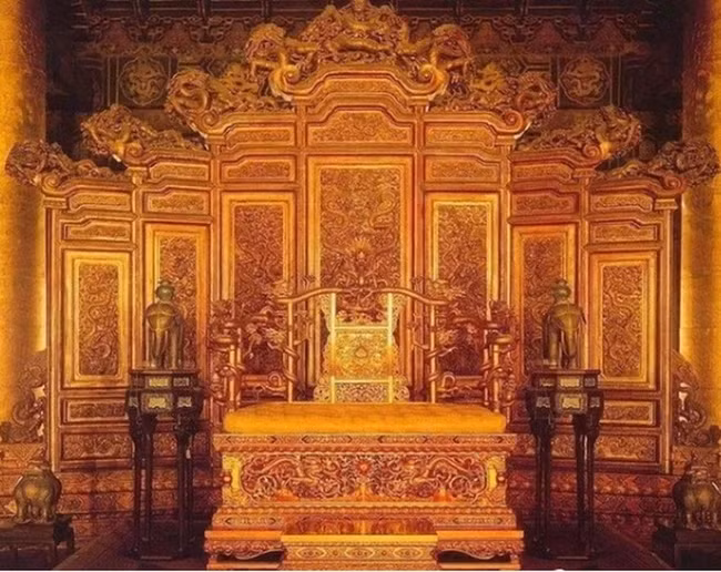 Loại gỗ này bền, chống thấm nước, mối mọt và không mục ruỗng dù chôn dưới đất hàng ngàn năm. (Ảnh: Dân Việt)