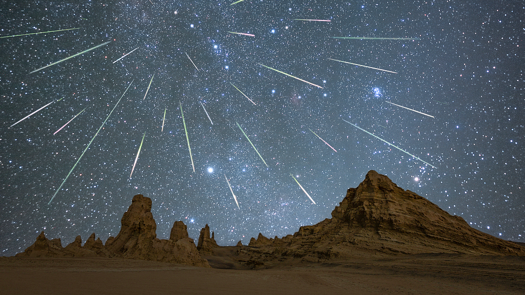 2. Mưa sao băng Perseids (13-14/8/2024): Mưa sao băng Perseids luôn là một trong những sự kiện thiên văn được yêu thích mỗi năm. Vào đêm 13/ 8, đỉnh của mưa sao băng Perseids đã khiến bầu trời đêm rực sáng với hàng trăm vệt sao băng bay qua. Mặc dù Mặt Trăng vẫn xuất hiện trong bầu trời, nhưng sự sáng rõ của các sao băng vẫn gây ấn tượng mạnh mẽ. (Ảnh:Optics Central)