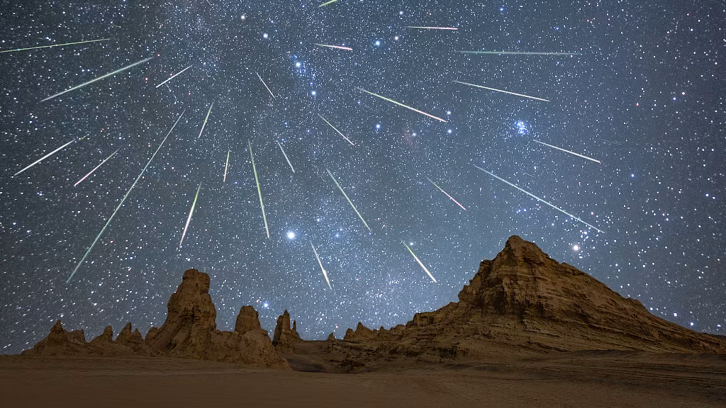 2. Mưa sao băng Perseids (13-14/8/2024): Mưa sao băng Perseids luôn là một trong những sự kiện thiên văn được yêu thích mỗi năm. Vào đêm 13/ 8, đỉnh của mưa sao băng Perseids đã khiến bầu trời đêm rực sáng với hàng trăm vệt sao băng bay qua. Mặc dù Mặt Trăng vẫn xuất hiện trong bầu trời, nhưng sự sáng rõ của các sao băng vẫn gây ấn tượng mạnh mẽ. (Ảnh:Optics Central)