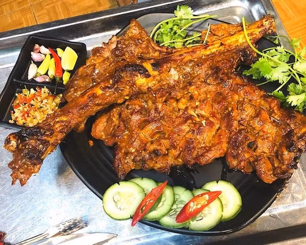 Dù nguy hiểm, cá mặt quỷ là đặc sản với thịt dai, ngọt, có vị như gà hoặc tôm hùm, đòi hỏi đầu bếp cẩn thận khi chế biến.(Ảnh: Vietnamese Food &amp; Culture)