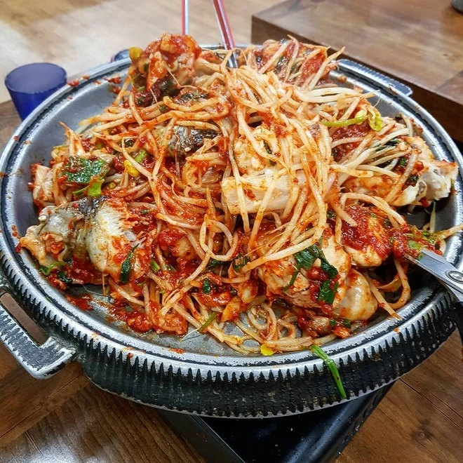 Thịt cá mặt quỷ giàu protein, iốt, vitamin D, B12, niacin và phốt pho, giúp duy trì sức khỏe cơ bắp, cơ quan, mạch máu, và hormone.(Ảnh: Znews)