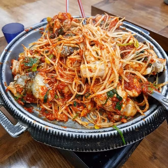 Thịt cá mặt quỷ giàu protein, iốt, vitamin D, B12, niacin và phốt pho, giúp duy trì sức khỏe cơ bắp, cơ quan, mạch máu, và hormone.(Ảnh: Znews)