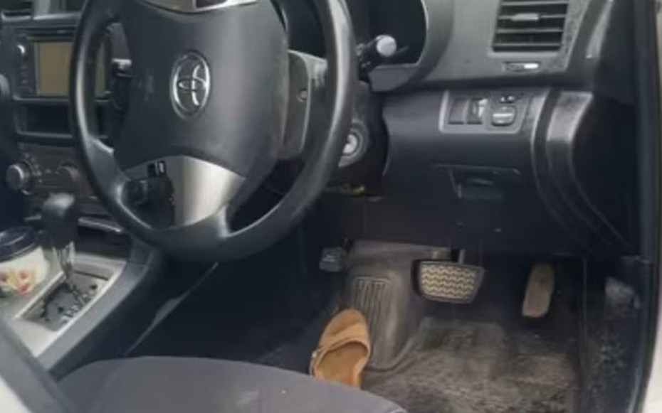 May mắn thay, cô đã xua đuổi được sinh vật cực độc này và dừng xe an toàn. Các sĩ quan và nhân viên y tế nhanh chóng có mặt để kiểm tra tình trạng của cô, đảm bảo không có vết cắn và đưa cô đến bệnh viện để theo dõi. Ông Tim Nanninga, chuyên gia thuộc Cơ quan Kiểm soát Rắn Melbourne, đã bắt con rắn hổ ra khỏi xe. (Ảnh: Người đưa tin)