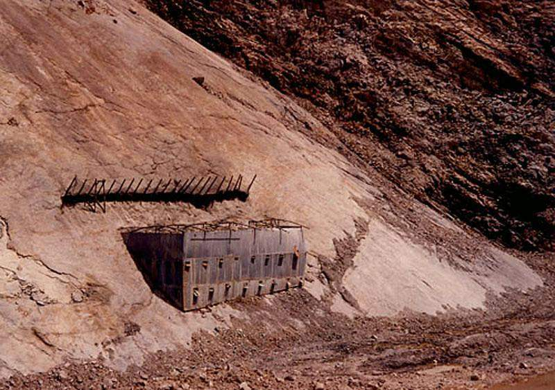 Sự tồn tại của lò phản ứng hạt nhân này đặt ra bí ẩn: ai đã chế tạo và vận hành công nghệ vượt xa thời đại đó?(Ảnh: TripFreakz)