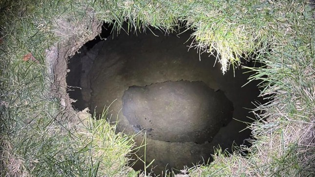 Đội cứu hộ đã thả camera xuống hố tử thần nhưng chỉ phát hiện được một chiếc giày ở độ sâu khoảng 9 mét. Bà Elizabeth Pollard, 64 tuổi, bị mất tích từ tối thứ Hai khi đi tìm mèo. Xe của bà được tìm thấy gần nhà hàng Union ở Marguerite, với cháu gái 5 tuổi an toàn trong xe. Miệng hố sụt ban đầu có kích thước bằng nắp cống nhưng đã mở rộng ra bằng một bể bơi nhỏ.(Ảnh: 69 News)