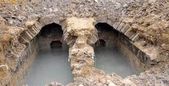 Ban đầu, ngôi mộ trông đơn giản, nhưng bên trong lại chứa quan tài với đinh vàng và nhiều vật phẩm tang lễ xa hoa.(Ảnh: DNVN)