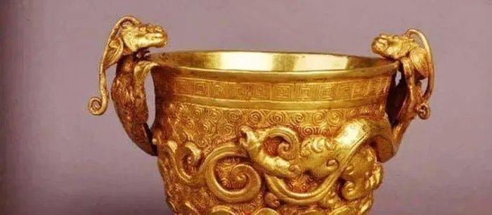 Các nhà khảo cổ khai quật được hơn 40 món đồ vàng, ngọc, cùng một chân đèn bạc khắc dòng chữ đặc biệt, giúp xác định niên đại vào thời Nam Tống.(Ảnh: DNVN)