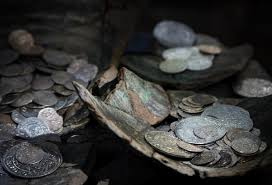 Kho báu được phát hiện bởi một người đào đường vào tháng 10/2015, nhưng đến tháng 1/2016 mới được công bố. Hơn 400 đồng xu và mảnh vỡ đã được bàn giao cho viện nghiên cứu và lưu trữ. (Ảnh:pinigumuziejus.lt)