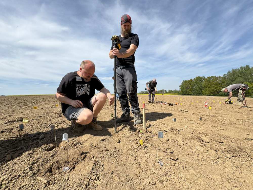 Kho báu có niên đại từ thế kỷ X, bao gồm những đồng denarii bạc từng lưu hành khắp châu Âu.(Ảnh:CoinsWeekly)