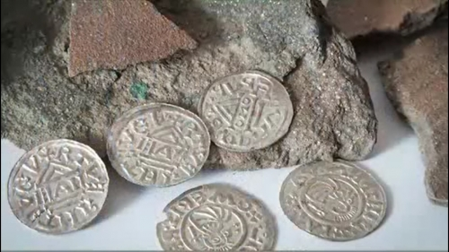 Trước đó, một kho báu gồm 700 đồng denarii bạc thời Trung cổ được tìm thấy cách không xa thủ đô Prague, Cộng hòa Czech. Nhà nghiên cứu Petr Vorel gọi đây là “kho báu của thế kỷ” nhờ số lượng lớn, quý báu và được bảo quản tuyệt vời. (Ảnh: irozhlas.cz)
