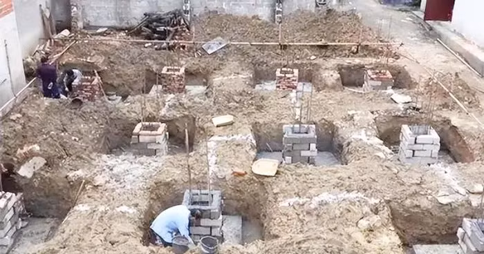 Vào năm 2016, ông Trương Kiện Mậu ở thôn Nam Tả, thành phố Hưng Bình, Thiểm Tây, Trung Quốc đã tình cờ phát hiện một kho báu khi đang đào móng xây nhà.(Ảnh: baijiahao)