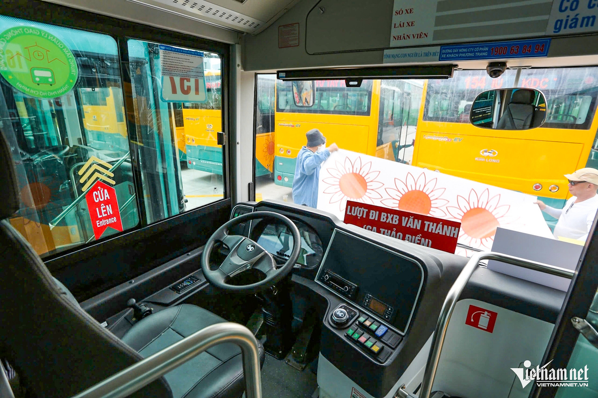 Ở phía trước và sau xe buýt điện đều được lắp đặt hệ thống đèn LED để hiển thị thông tin số hiệu tuyến, tên tuyến.