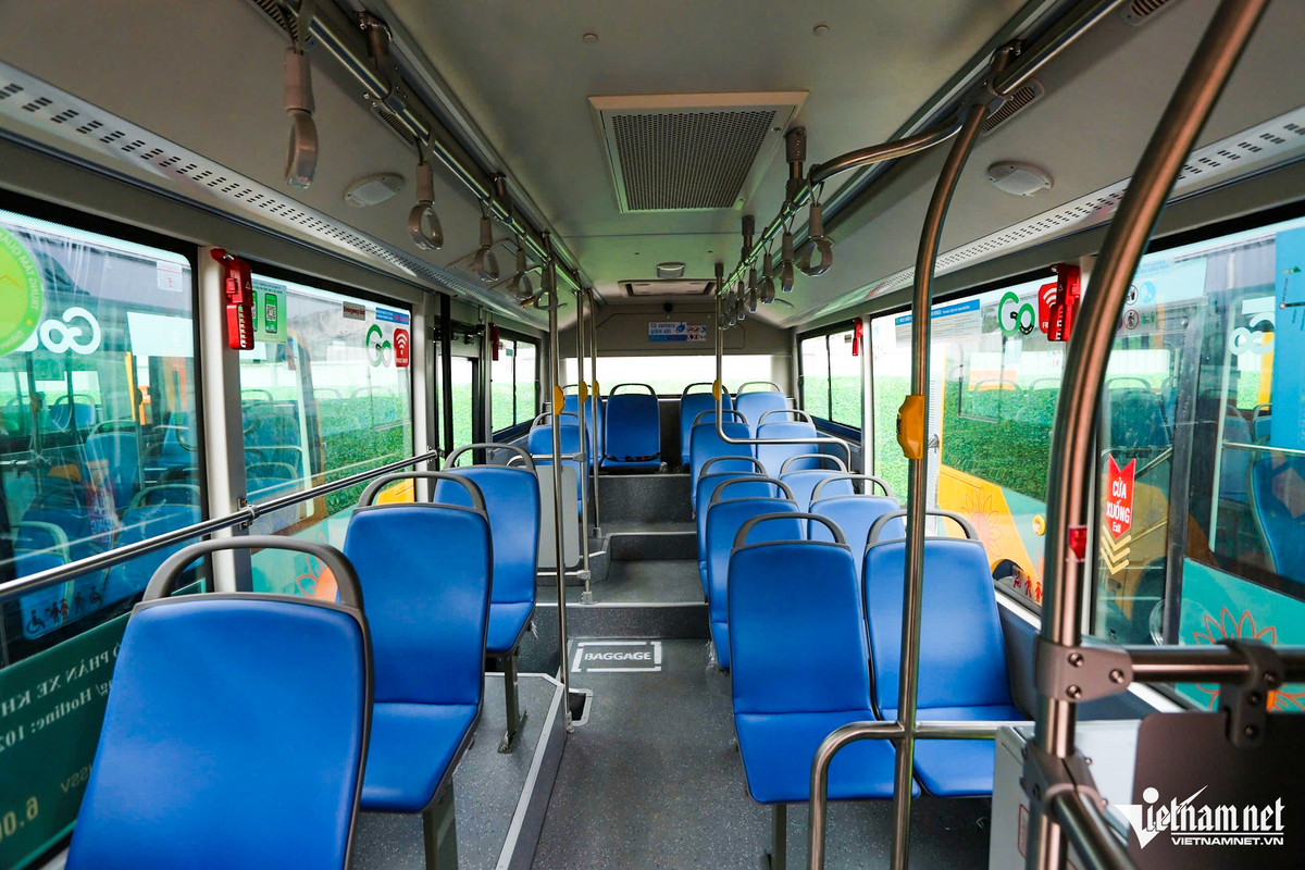 Tiện ích bên trong xe được trang bị đầy đủ như wifi, hệ thống điều hòa không khí, bảng điện tử hiển thị lộ trình, và không gian thân thiện với người khuyết tật. Các tuyến buýt điện kết nối metro số 1 sẽ chính thức khai trương vào ngày 20/12, trước khi metro số 1 vận hành chính thức 2 ngày.