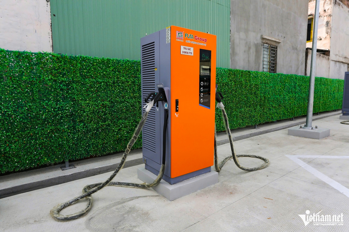 Khu vực này cũng đang lắp đặt 15 trạm sạc điện với công suất 180 Kwh và 240 Kwh. Các trạm sạc bảo đảm việc sạc nhanh, hiệu quả cho tất cả các dòng xe buýt thuần điện, đáp ứng yêu cầu vận hành liên tục trong thời gian tới.