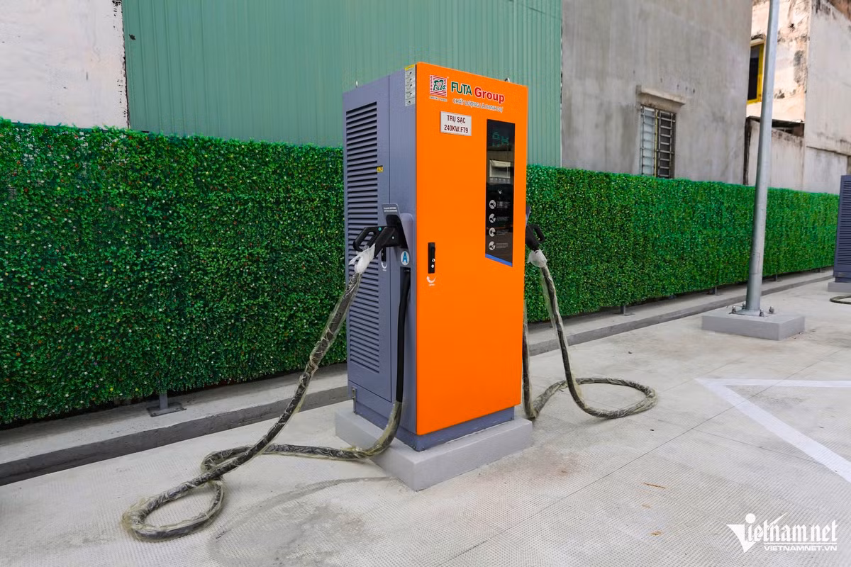 Khu vực này cũng đang lắp đặt 15 trạm sạc điện với công suất 180 Kwh và 240 Kwh. Các trạm sạc bảo đảm việc sạc nhanh, hiệu quả cho tất cả các dòng xe buýt thuần điện, đáp ứng yêu cầu vận hành liên tục trong thời gian tới.