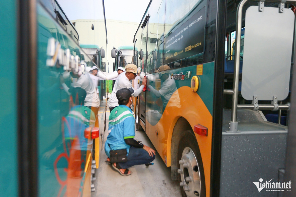 Hiện nay, phía Công ty cổ phần xe khách Phuơng Trang Futabuslines (Futabuslines - đơn vị vận tải trúng thầu) đang hoàn thiện những bước cuối cùng như dán tem, lắp biển báo, trang trí ngoại thất và lắp đặt gương chiếu hậu cho 100 xe buýt điện.