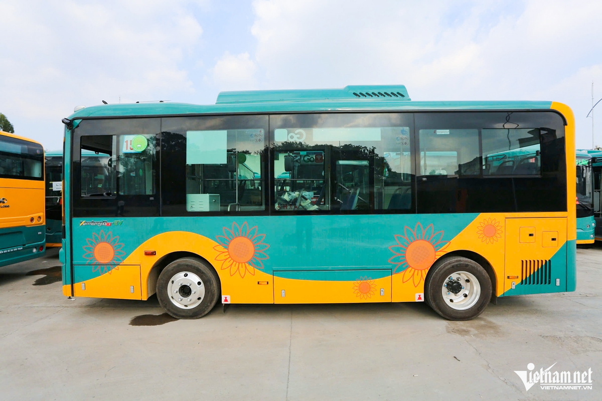 Theo Sở GTVT TPHCM, toàn bộ 17 tuyến buýt gom kết nối metro là buýt xe điện - bảo vệ môi trường, có hình ảnh nhận diện riêng như màu sắc bên ngoài xe cách điệu thành các đường gợn sóng, hài hòa của màu xanh và vàng, giúp việc nhận diện xe buýt chân thực.