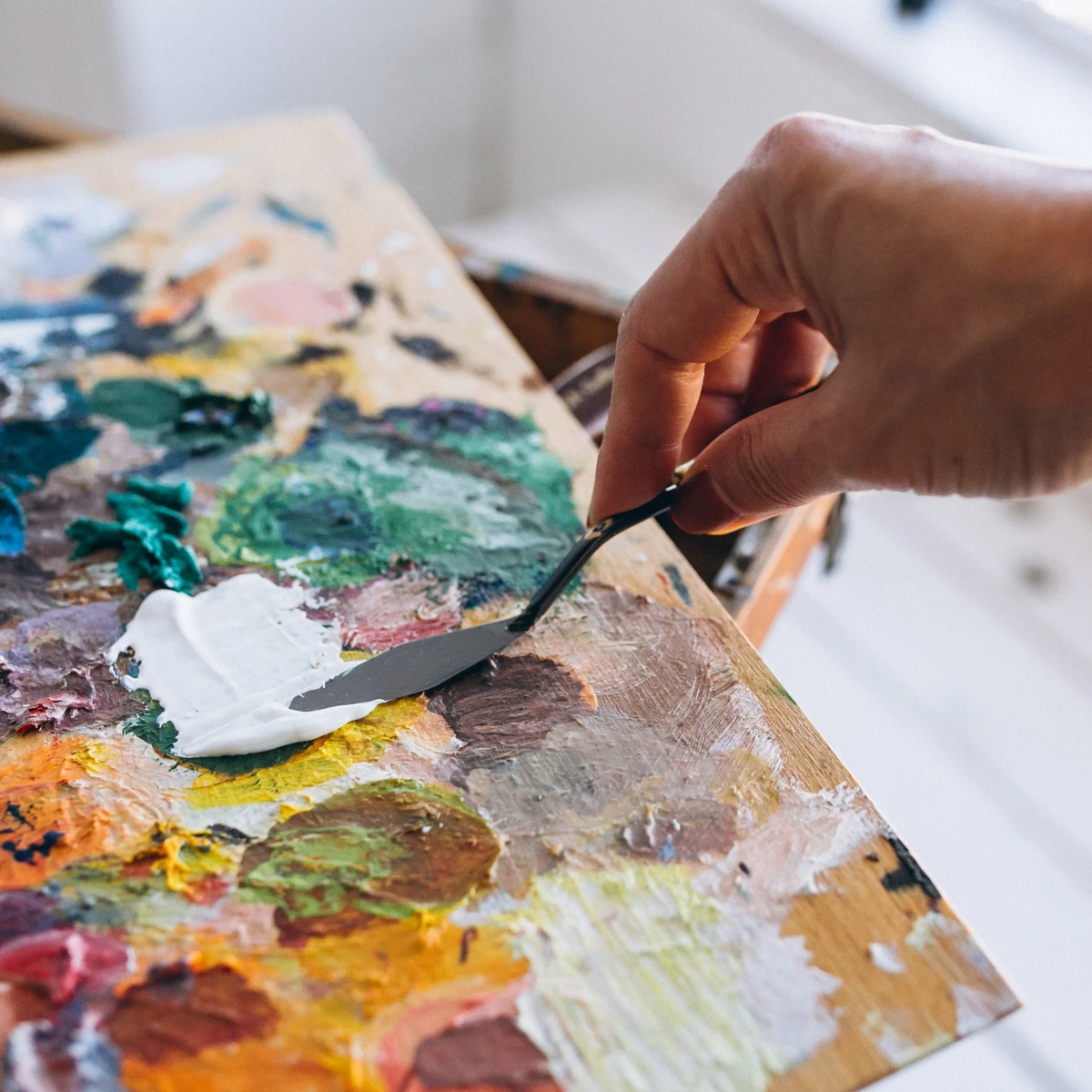 Với tông màu trầm và các nét cọ thô, bức tranh không chỉ thể hiện nỗi đau cá nhân của Van Gogh mà còn là sự đồng cảm với những người chịu đựng khổ đau.(Ảnh:Blue Surf Art)