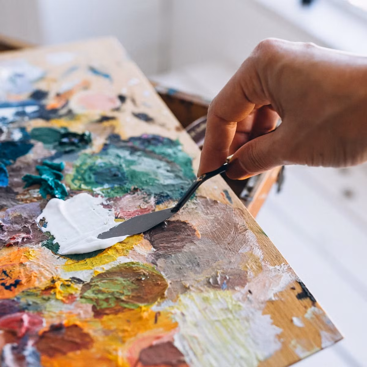 Với tông màu trầm và các nét cọ thô, bức tranh không chỉ thể hiện nỗi đau cá nhân của Van Gogh mà còn là sự đồng cảm với những người chịu đựng khổ đau.(Ảnh:Blue Surf Art)