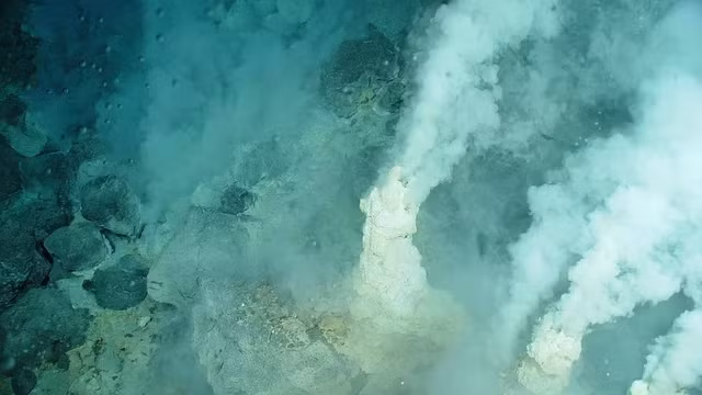 Một nhóm nghiên cứu đã lập các mô hình máy tính dựa trên hệ thống thủy nhiệt của Trái Đất và một số thiên thể có đại dương trong hệ Mặt Trời, phát hiện rằng một số nơi có tiềm năng hỗ trợ sự sống thậm chí còn mạnh mẽ hơn đáy đại dương địa cầu.(Ảnh: NATIONAL GEOGRAPHIC)