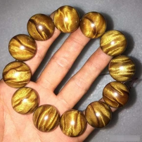 Loại gỗ này có kết cấu mịn, màu vàng óng tự nhiên, chống mục nát, kháng khuẩn, và tỏa mùi thơm lâu bền.(Ảnh: DNVN)