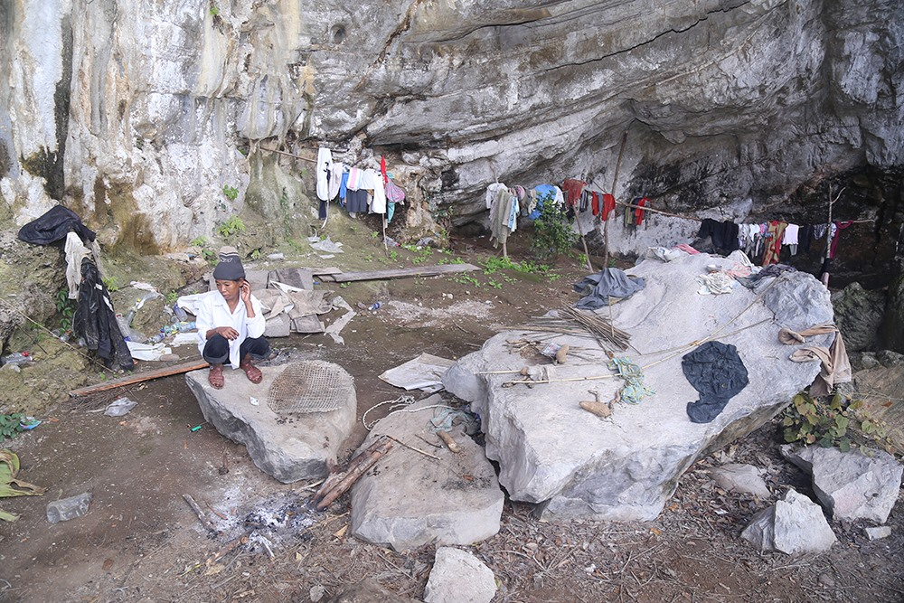 Họ sở hữu các "phép thuật" bí ẩn, như thuật thổi thắt để tránh thai, thần chú chữa bệnh và xua đuổi thú dữ, nhưng không tiết lộ cho người ngoài. (Ảnh: Báo Lao động)