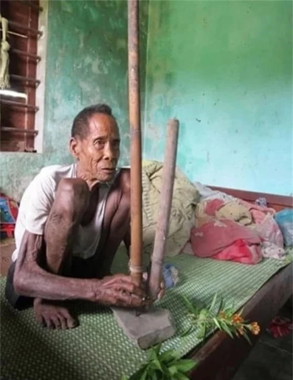 Người Rục sử dụng các công cụ thô sơ để nấu ăn, chủ yếu từ gỗ khoét rỗng, và thực phẩm chính là bột rừng, thịt thú nhỏ, đặc biệt là thịt khỉ. (Ảnh: DNVN)